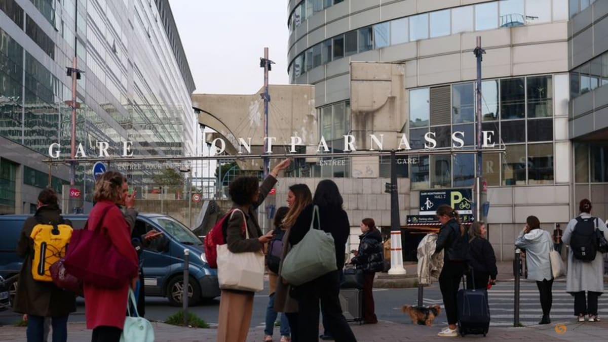 Police shoot and wound knife-wielding man at Montparnasse station; passer-by injured