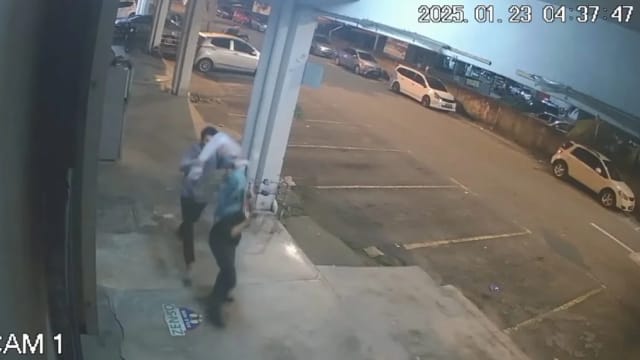 马国女半夜街上低头刷手机 险遭陌生男塑料袋套头