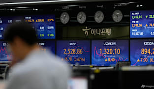 Asian stocks track Wall Street tech bounce, oil eases on Mideast hope