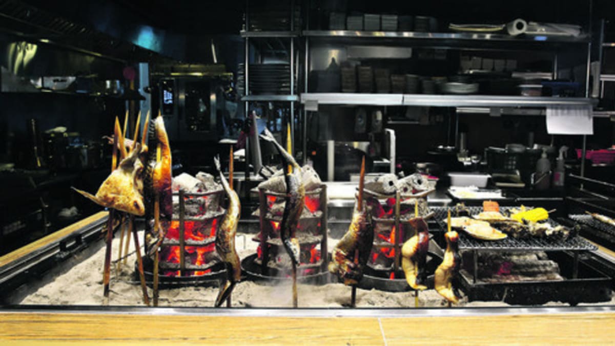 Minimal Black Bird Silhouette Perfect Logo Stock Vector (Royalty Free)  2623883333 | Shutterstock, image size:1200x676