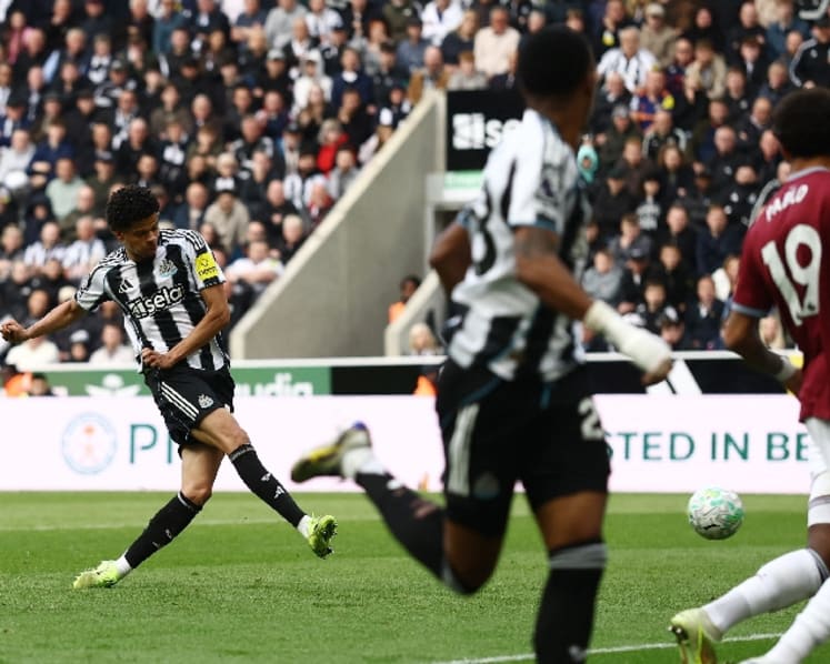 West Ham on brink of relegation, United's Fernandes equals assist record