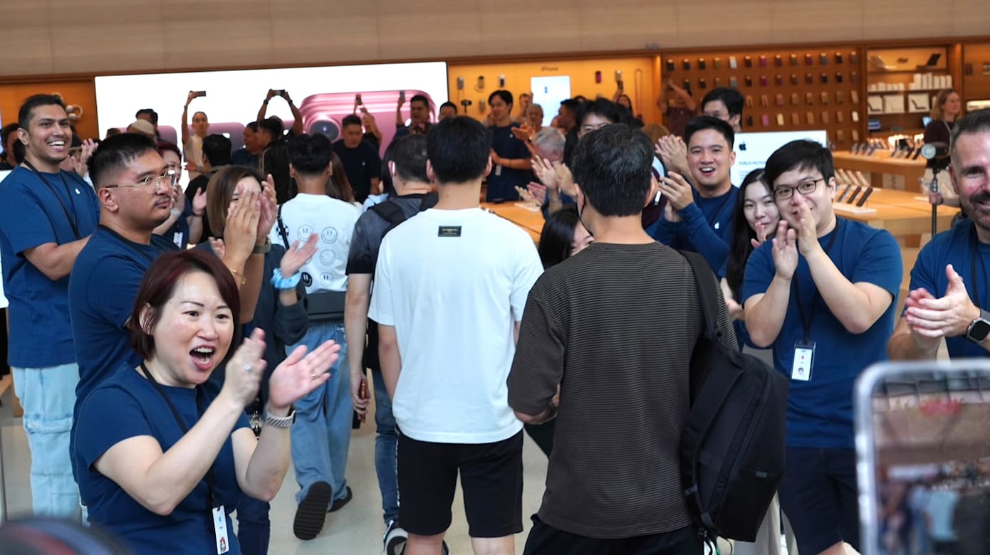 苹果工作人员欢迎顾客入店。（图：刘伟聪）
