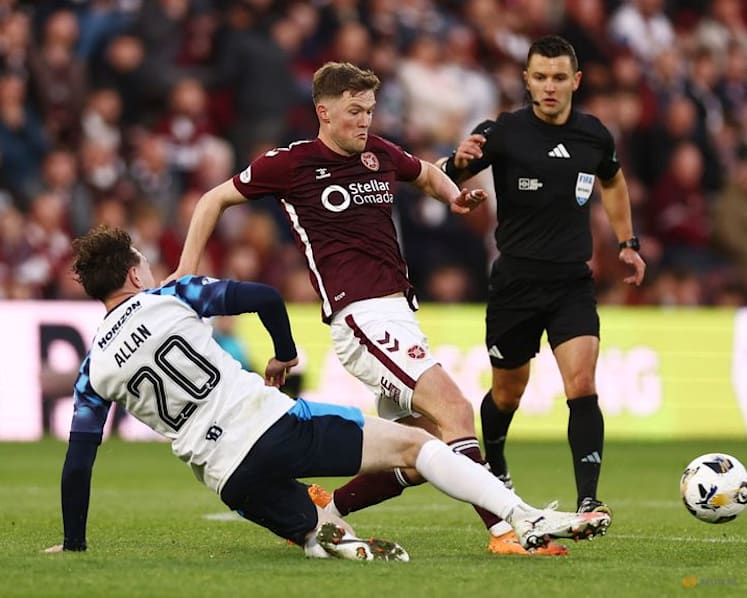 Iheanacho's last-gasp penalty sets up Celtic v Hearts title decider