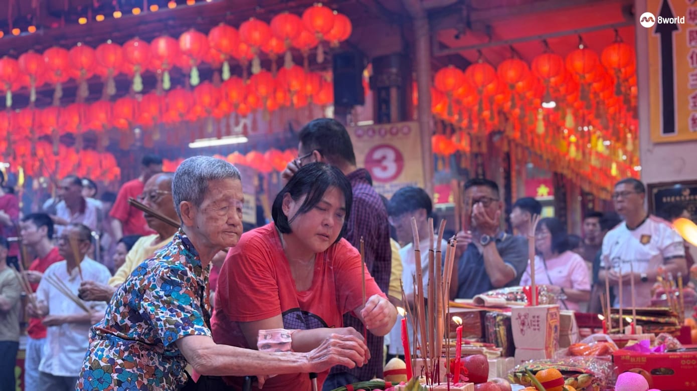 今天（25日）适逢大年初九，福建人一般会在午夜开始庆祝天公诞。尽管初八（24日）晚间下起大雨，但仍无阻信众在半夜前往庙宇祭拜。（图：陈思璇）