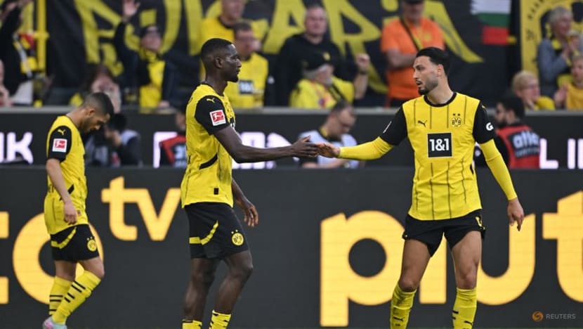 Dortmund score three in nine minutes in 3-2 comeback win over Gladbach