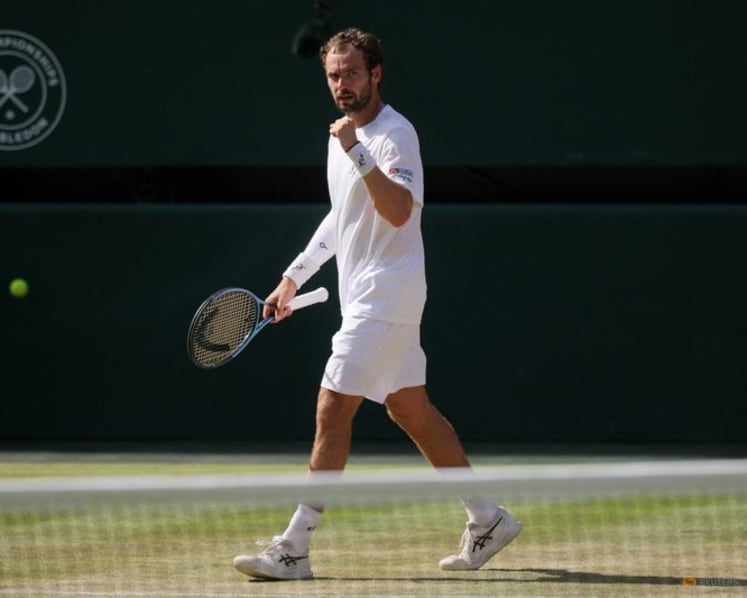 Djokovic moves past another Federer milestone to make Wimbledon quarter-finals