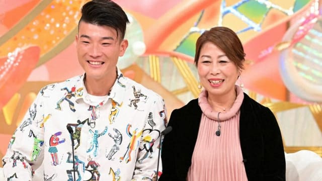 称“一见钟情” 32岁日男娶同学53岁母亲
