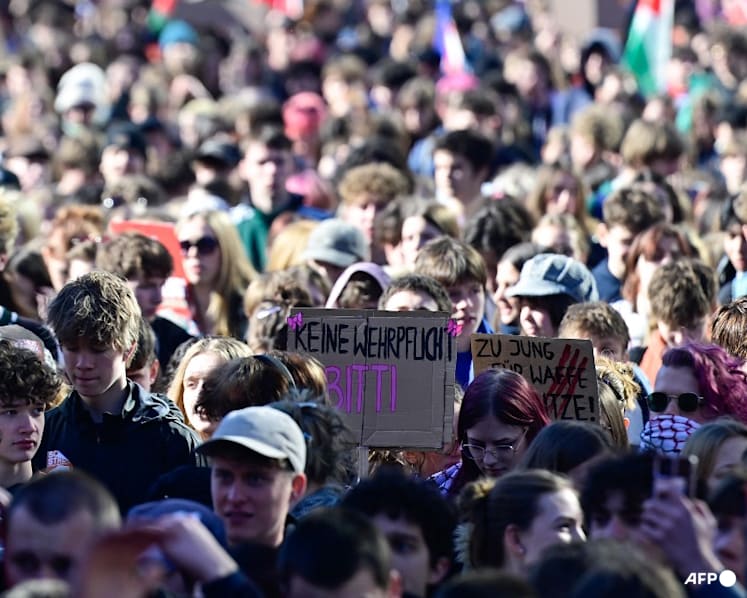 German school students rally against army recruitment drive