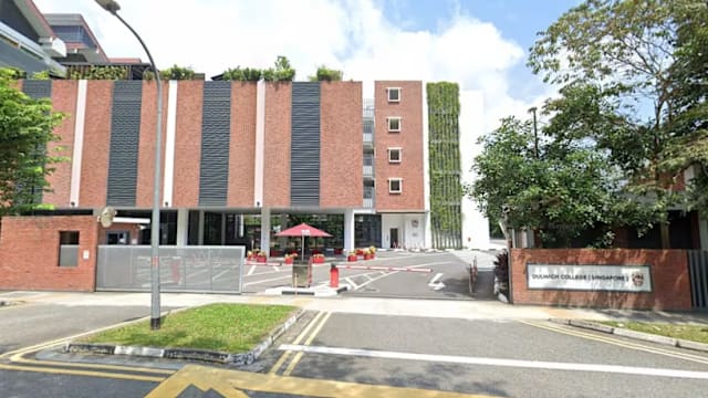 私召车司机校园内撞开路障伤职员 被判罪成