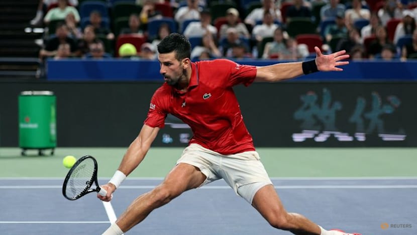Djokovic survives leg injury, heat exhaustion to beat Munar in Shanghai