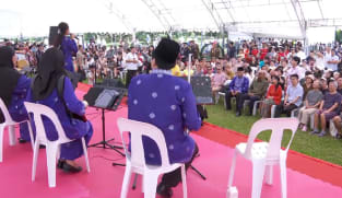 Orang ramai sambut Hari Raya, Hari Buruh di Istana hari ini