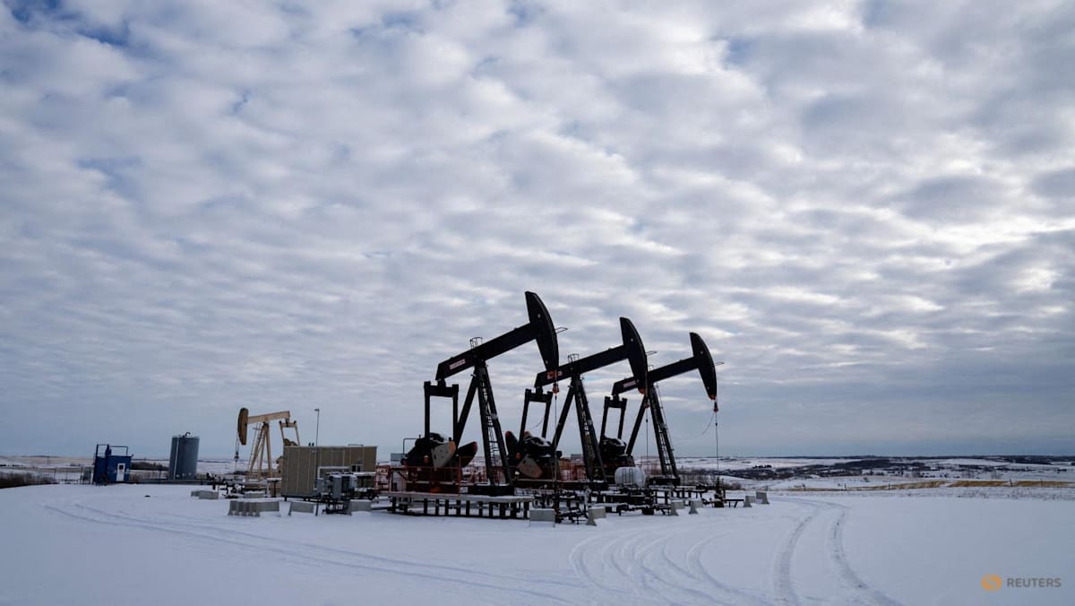 Oil eases on signs US is loosening Iranian closure of Strait of Hormuz