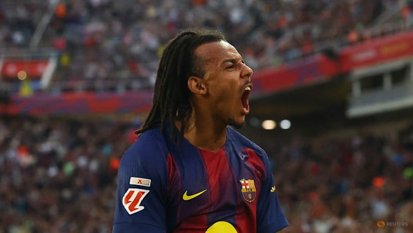 Barcelona go top with 2-1 win over Real Sociedad