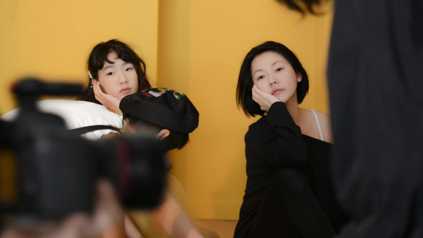 These Photos Of Dee Hsu Coaching Her 14-Year-Old Daughter At A Photo Shoot Are Too Cute