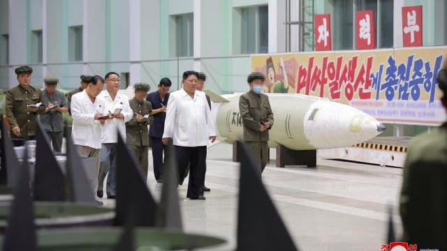 金正恩视察军工厂 对战术导弹扩大产能表示满意