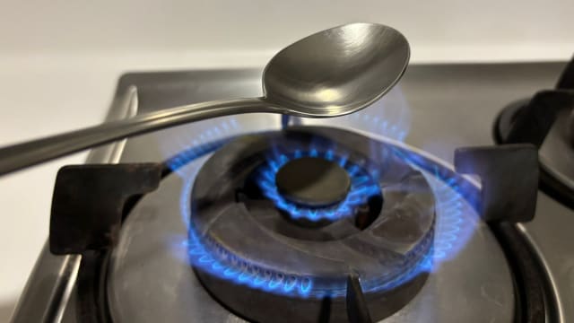 恼怒孩子课业问题 狠父火烤汤匙灼儿屁股