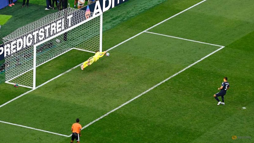 Balbuena joins long line of failed penalty subs, but Paraguay still advance