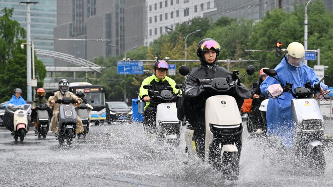 “白海豚”来袭 北京道路被淹车辆受困