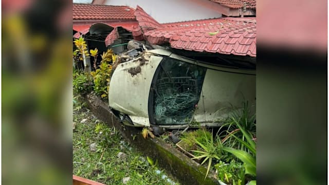 马国汽车急转弯失控冲进民宅 女司机幸仅受轻伤