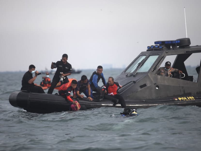 Divers bringing up bags filled with debris and body parts to a search and rescue boat from Sriwijaya Air flight SJ182 at Tanjung Priok port, north of Jakarta, on Jan 11, 2021, which were recovered during search operations off the coast for the Boeing 737-500 which crashed into the Java Sea minutes after takeoff on Jan 9. Divers bringing up bags filled with debris and body parts to a search and rescue boat from Sriwijaya Air flight SJ182 at Tanjung Priok port, north of Jakarta, on Jan 11, 2021, which were recovered during search operations off the coast for the Boeing 737-500 which crashed into the Java Sea minutes after takeoff on Jan 9.