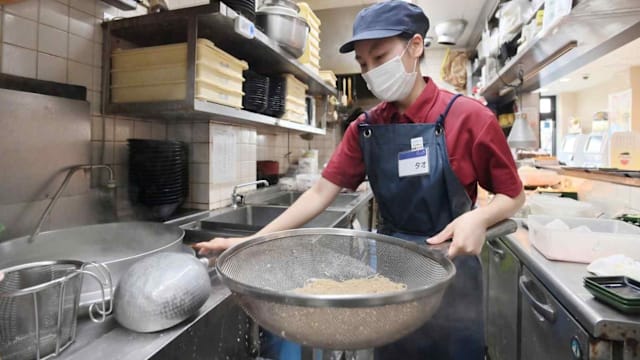 日本餐饮外籍员工名额将满 政府暂停相关入境手续