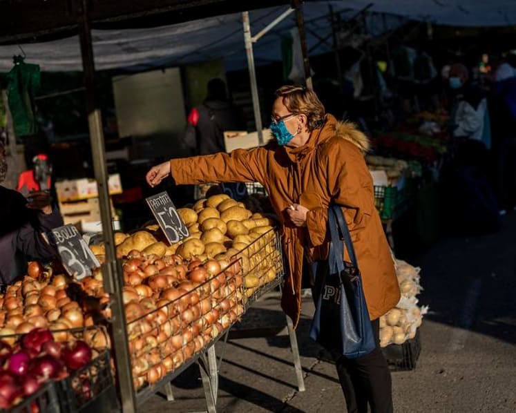 Europe eyes new restrictions as COVID-19 cases hit record high