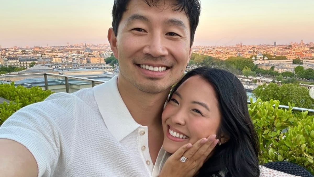 Der Schauspieler Simu Liu gibt die Verlobung mit seiner Freundin Allison ...