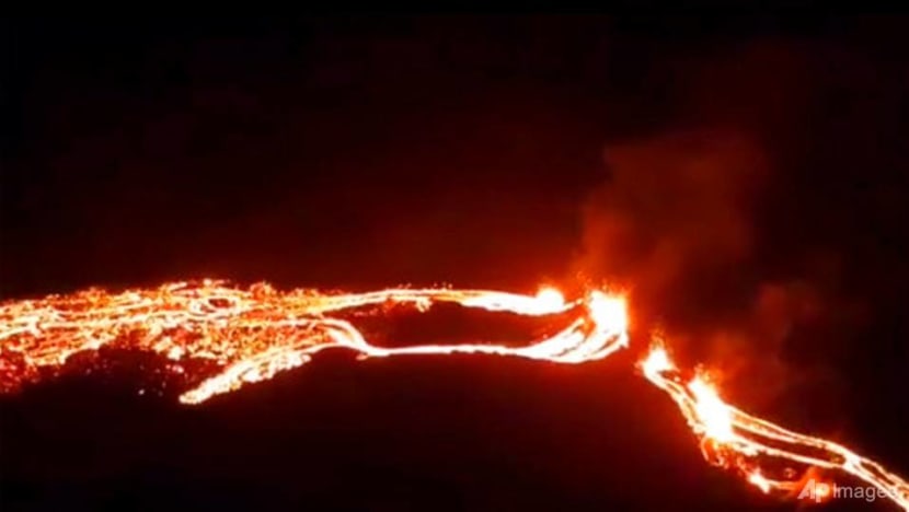 Eruption of Iceland volcano easing, not affecting flights