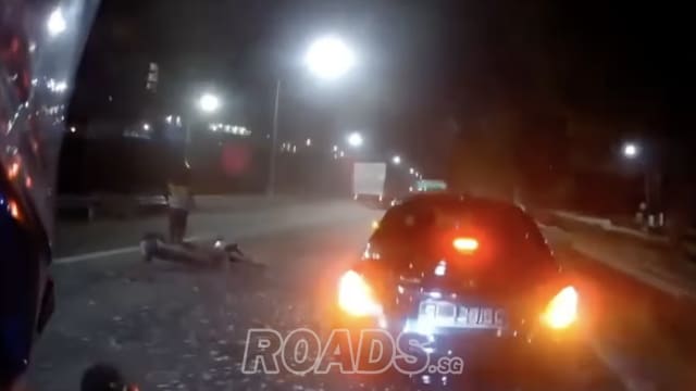自卸卡车碎石散落快速公路 摩托骑士疑打滑受伤送院
