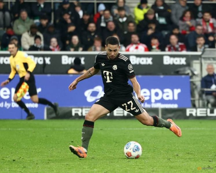 Bayern cruise past Gladbach to extend perfect start