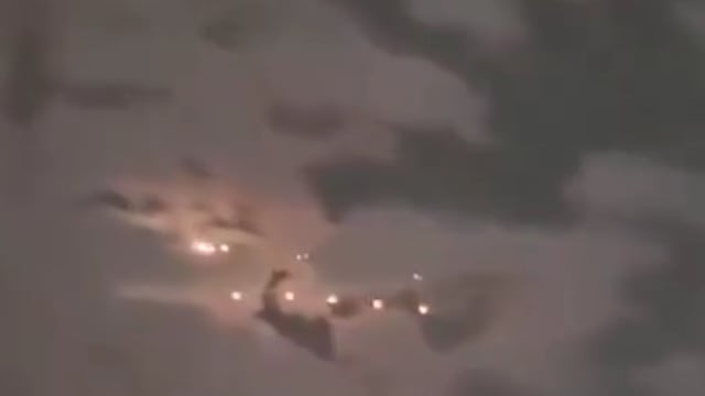 中国福建夜空出现不明飞行物 市民拍到其飞行轨迹