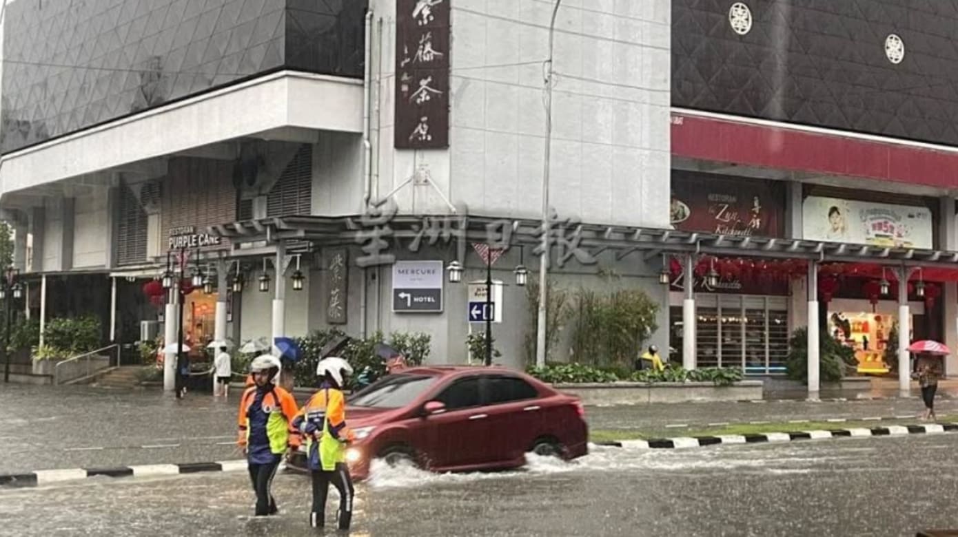 马来西亚吉隆坡12月12日午后突降暴雨，导致多处道路迅速淹水。（图：星洲日报）