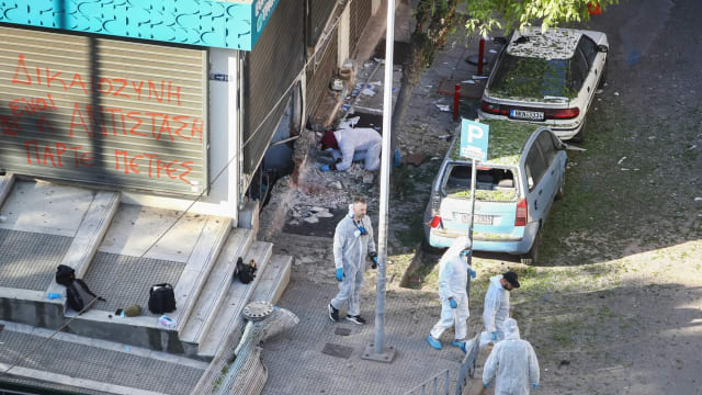 希腊女子安装炸弹抢银行 意外将自己炸死