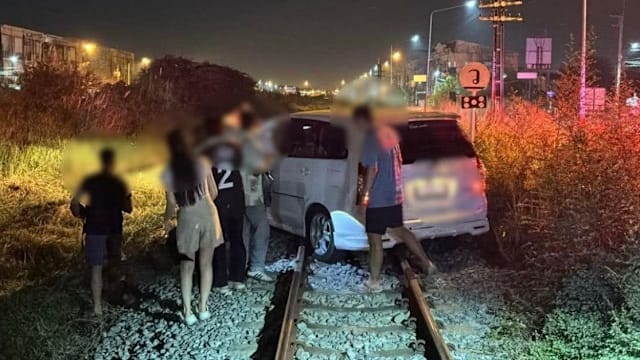 泰男因醉酒开车 误闯火车轨道险酿悲剧