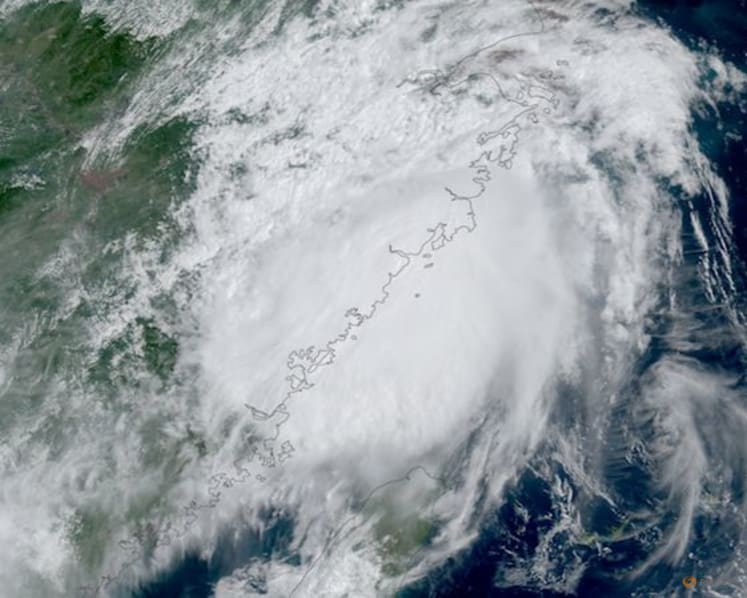 Schools, ferry routes suspended as Typhoon Saudel lashes east China