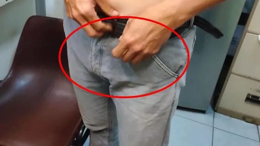 Muslihat lelaki M'sia seludup rokok di dalam seluar terbongkar