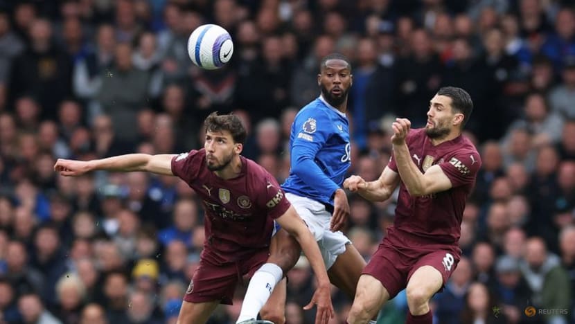 Manchester City strike late for 2-0 victory at Everton