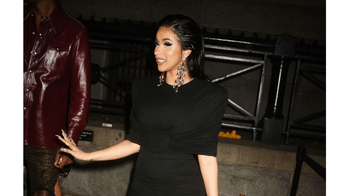 Cardi B crashes into parking posts on Carpool Karaoke 8days