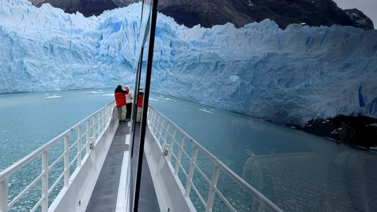 Huge ice falls at Argentina's Perito Moreno glacier stir awe and concern - Channel News Asia (Picture 1)
