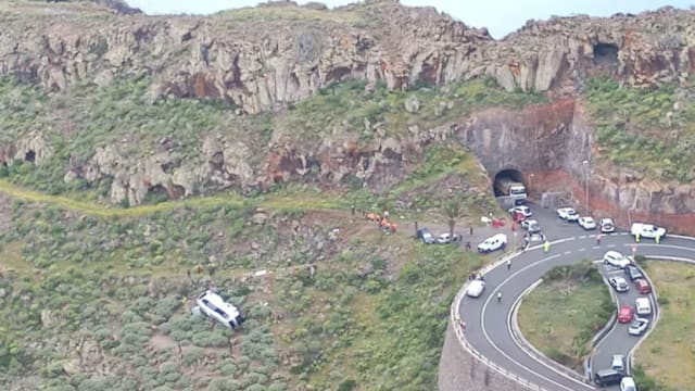 西班牙一辆旅游巴士坠入山谷 造成至少1死27伤