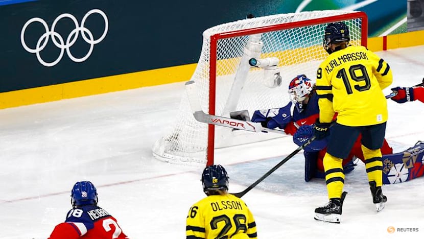 Ice hockey-Sweden edge Czechs to reach women's semi-finals