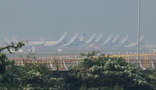 இந்திய, பங்களாதேஷ் விமான நிலையங்களில் குவியும் துணிகள்...