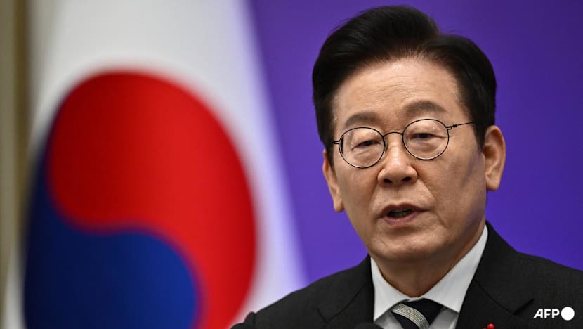 South Korea shouldn't take sides in China, Japan spat: President