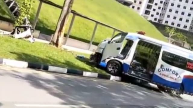 救护车司机撞树亡 女儿上网寻目击者
