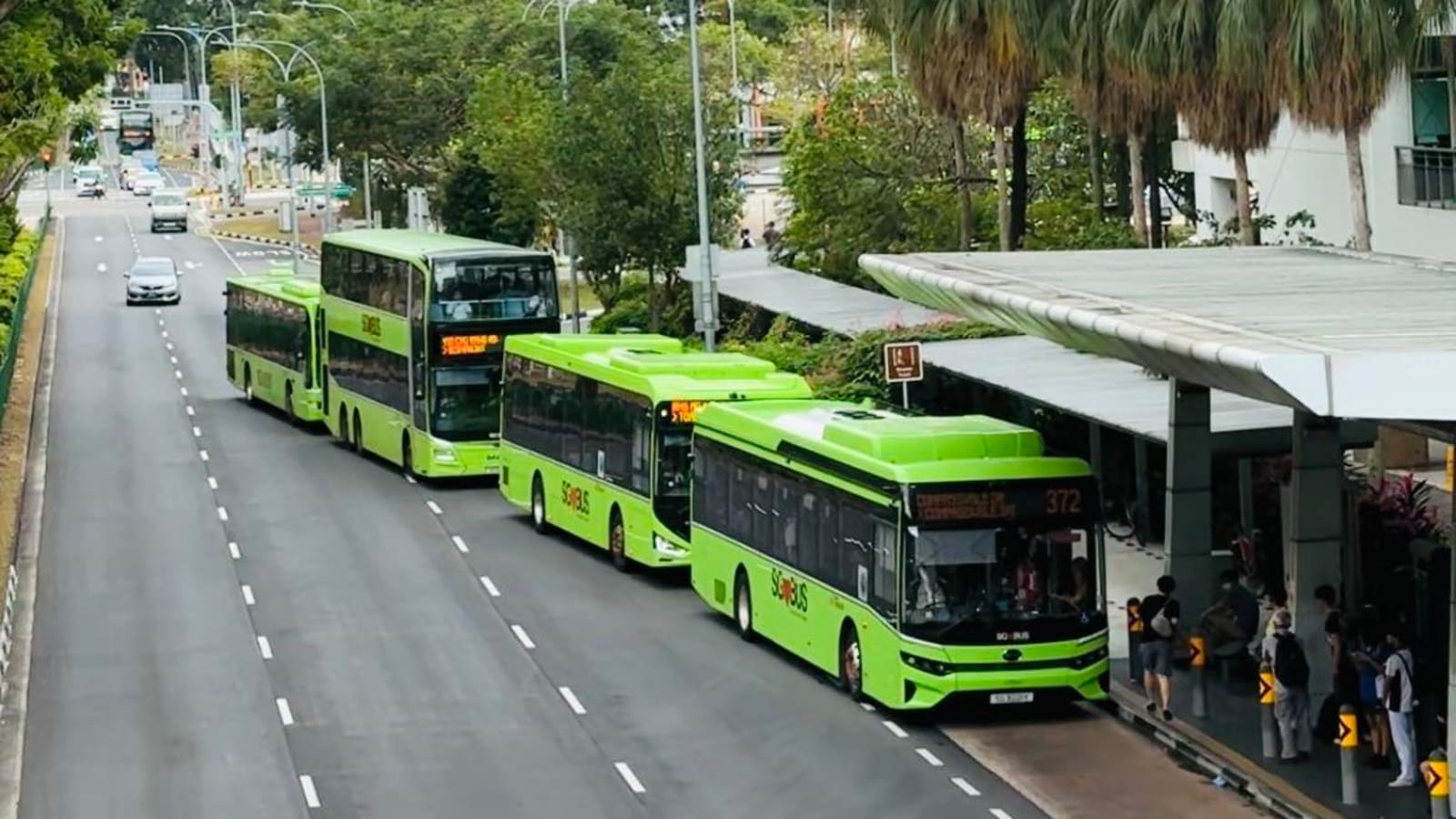 Aturan Bus Singapura: Kaki di Kursi & Musik Keras Didenda Rp7 Juta