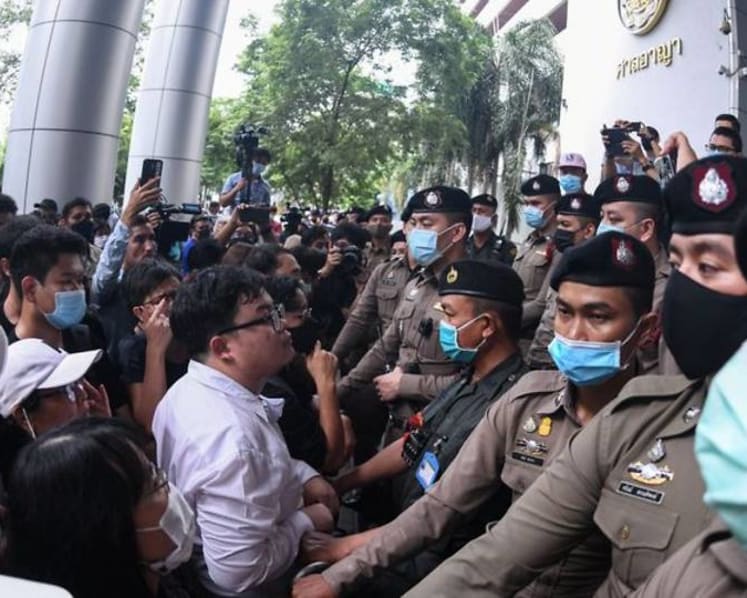 Thai protesters demand the release of anti-government activists