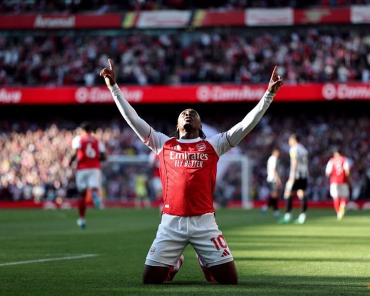 Arsenal reclaim top spot as Tottenham and West Ham both win