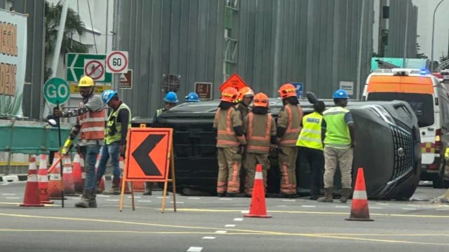 榜鹅中路发生车祸 汽车侧翻路中央一人送院