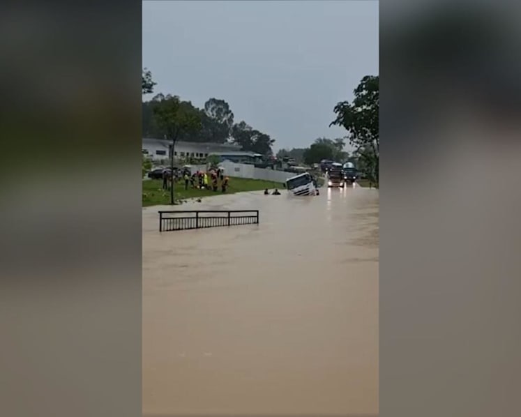 Flash floods in several parts of Singapore due to heavy rain