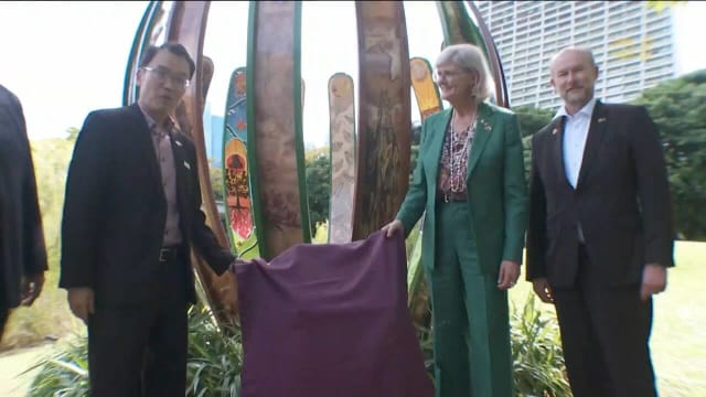 澳洲总督到访滨海湾花园 观赏为她到访而种的昆士兰瓶子树